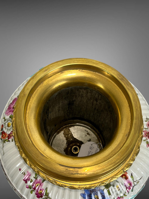 VASE COUVERT EN PORCELAINE ÉMAILLÉE A DÉCOR DE SCÈNE ROMANTIQUE /MONTURE BRONZE