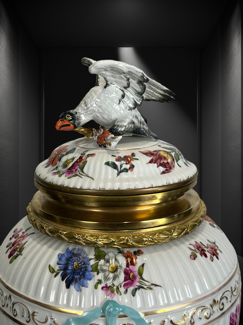 VASE COUVERT EN PORCELAINE ÉMAILLÉE A DÉCOR DE SCÈNE ROMANTIQUE /MONTURE BRONZE