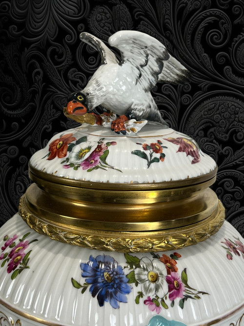 VASE COUVERT EN PORCELAINE ÉMAILLÉE A DÉCOR DE SCÈNE ROMANTIQUE /MONTURE BRONZE
