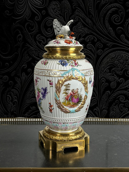 VASE COUVERT EN PORCELAINE ÉMAILLÉE A DÉCOR DE SCÈNE ROMANTIQUE /MONTURE BRONZE
