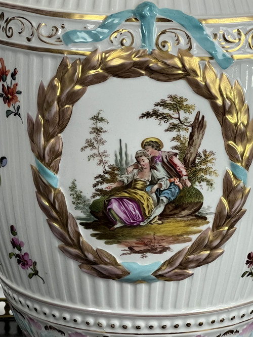 VASE COUVERT EN PORCELAINE ÉMAILLÉE A DÉCOR DE SCÈNE ROMANTIQUE /MONTURE BRONZE