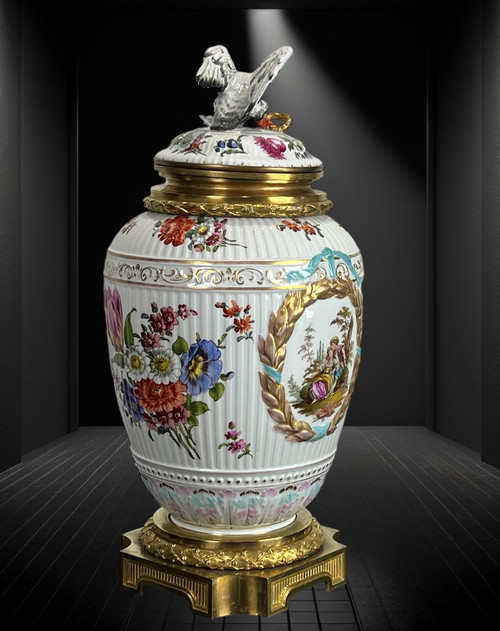 VASE COUVERT EN PORCELAINE ÉMAILLÉE A DÉCOR DE SCÈNE ROMANTIQUE /MONTURE BRONZE