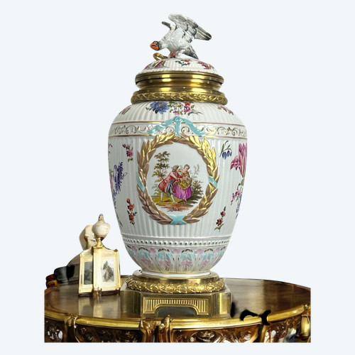 VASE COUVERT EN PORCELAINE ÉMAILLÉE A DÉCOR DE SCÈNE ROMANTIQUE /MONTURE BRONZE