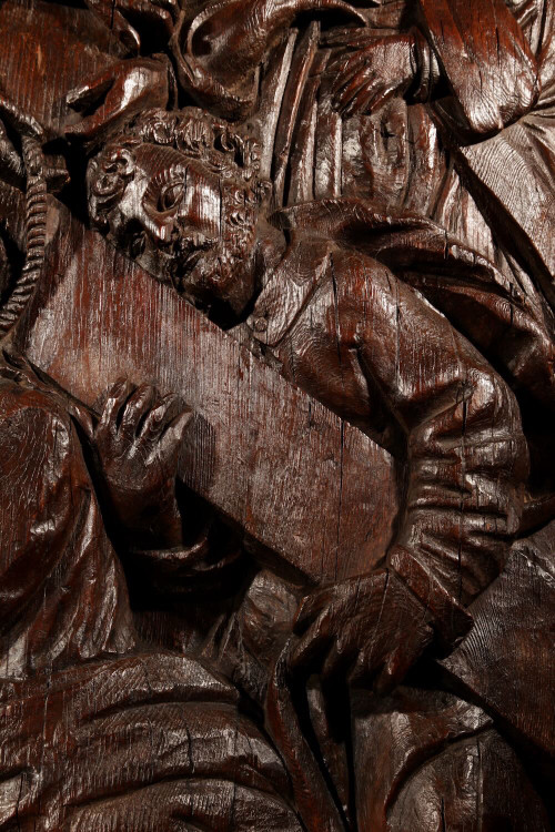  Impressionante scultura in rilievo di Cristo che porta la croce sulla via del Calvario verso