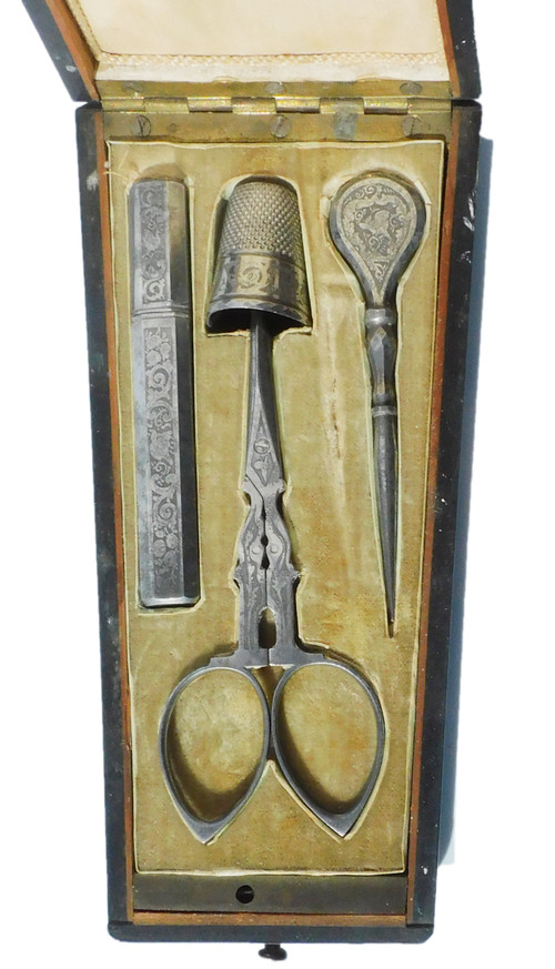 coffret nécessaire de couture Ciseaux à Broder broderie Anciens dentelle En Acier gravé Napoléon III