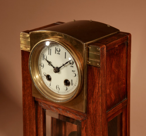 Art Nouveau/Déco Gustav Serrurier-Bovy (1858-1910) Une rare garniture d'horloge en chêne et laiton, 