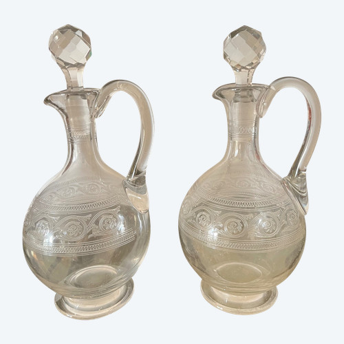 Due decanter da liquore Baccarat con incisione ateniese