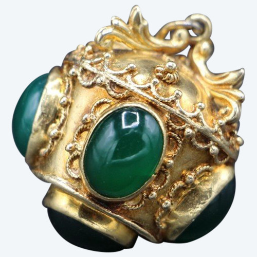 Gros Pendentif Figurant Une Couronne En Or Ornée De Pierre Verte, style renaissance