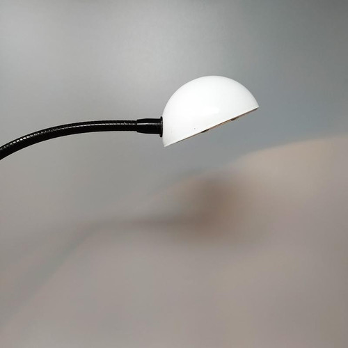 1970er Jahre Wunderschöne weiße Tischlampe von Veneta Lumi. Hergestellt in Italien
