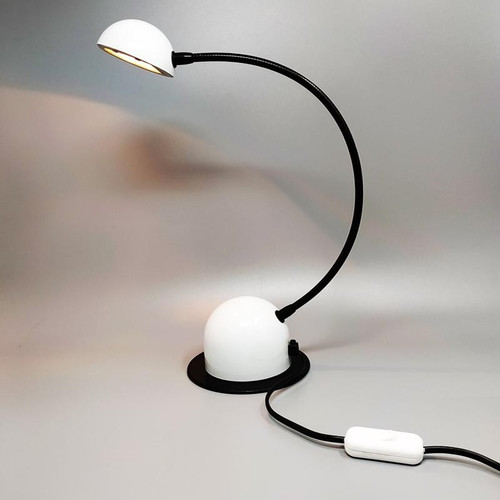 1970er Jahre Wunderschöne weiße Tischlampe von Veneta Lumi. Hergestellt in Italien