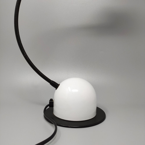 1970er Jahre Wunderschöne weiße Tischlampe von Veneta Lumi. Hergestellt in Italien