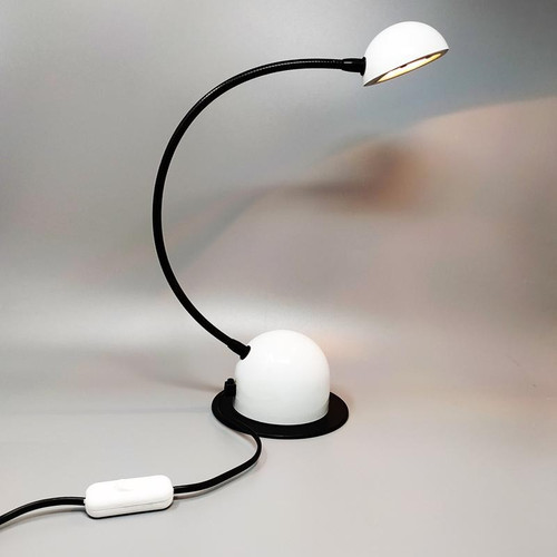 1970er Jahre Wunderschöne weiße Tischlampe von Veneta Lumi. Hergestellt in Italien