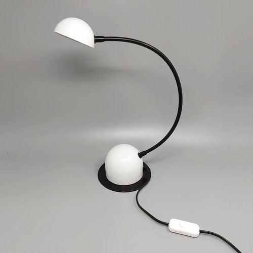 1970er Jahre Wunderschöne weiße Tischlampe von Veneta Lumi. Hergestellt in Italien