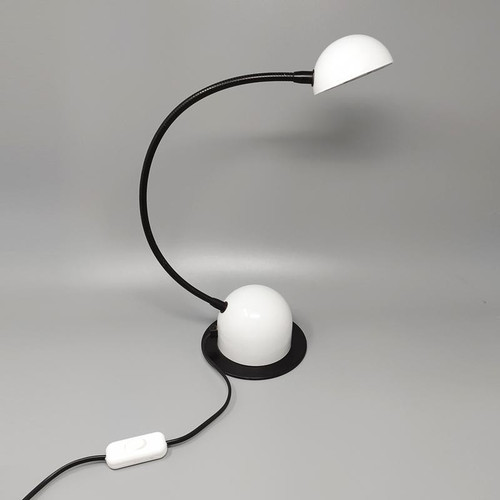 1970er Jahre Wunderschöne weiße Tischlampe von Veneta Lumi. Hergestellt in Italien