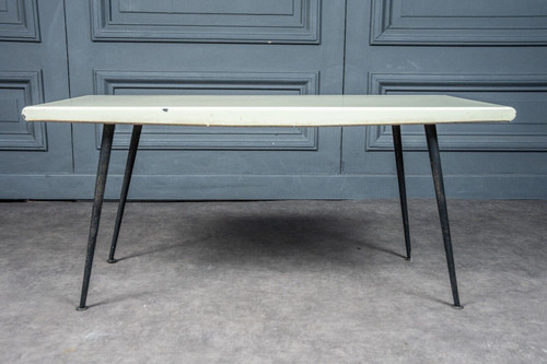 Tavolino del 1960 con piano color crema e gambe tubolari di design
