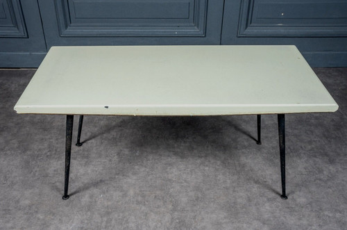 Tavolino del 1960 con piano color crema e gambe tubolari di design