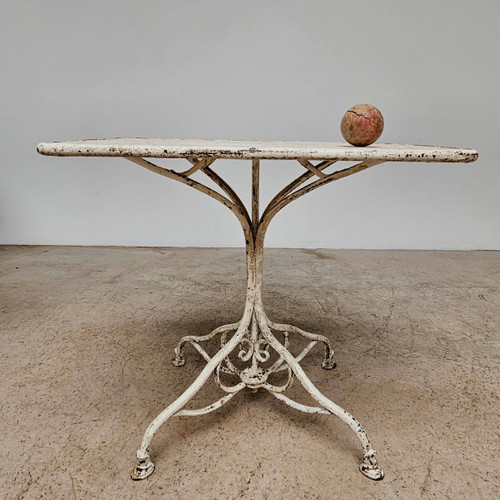 Arras model garden table