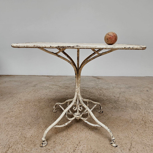 Arras model garden table
