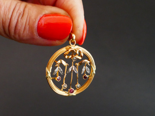 Diamant-, Perlen- Und Rubinanhänger, 18 Karat Gold.