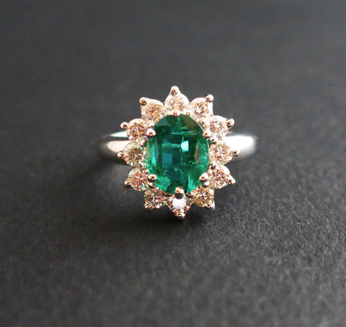 Ring Smaragd Und Diamanten. Zertifikat.