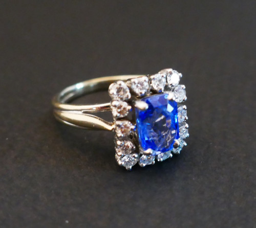Bague saphir de Ceylan et diamants. or et platine.