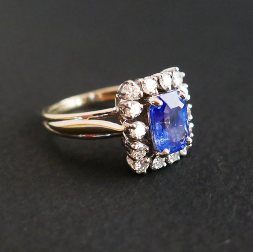Bague saphir de Ceylan et diamants. or et platine.