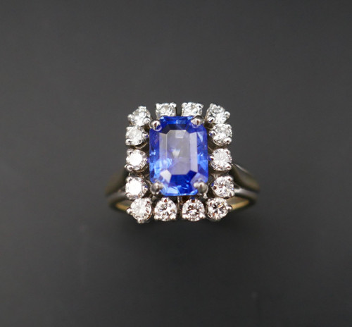 Bague saphir de Ceylan et diamants. or et platine.