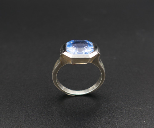 Art-Deco-Silberring mit einem blauen synthetischen Spinell