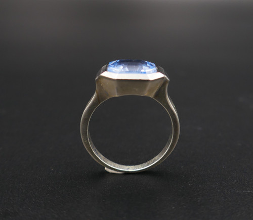 Art-Deco-Silberring mit einem blauen synthetischen Spinell