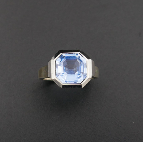 Art-Deco-Silberring mit einem blauen synthetischen Spinell