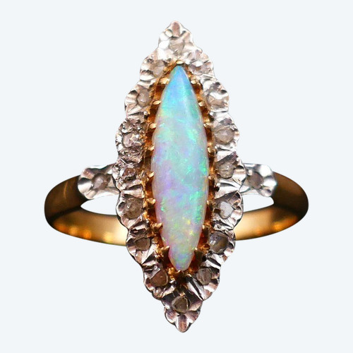 Anello con opale e diamanti, oro bicolore 18 carati.