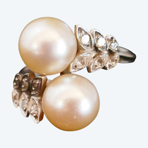 Anello con perle e diamanti, oro 18 carati.