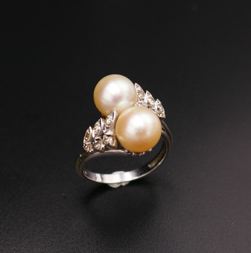 Anello con perle e diamanti, oro 18 carati.