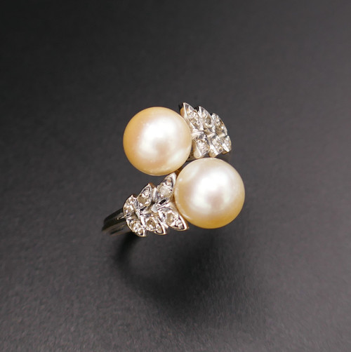 Anello con perle e diamanti, oro 18 carati.