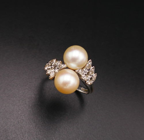 Anello con perle e diamanti, oro 18 carati.