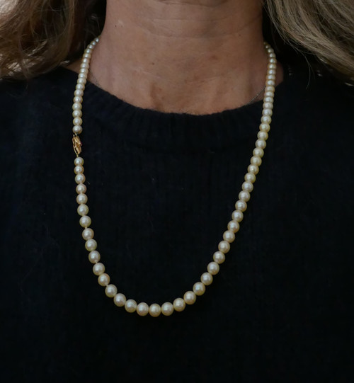 Collana di perle coltivate, oro giallo e chiusura in rubino
