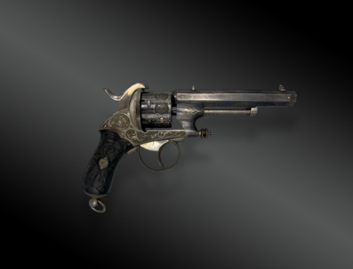 Notwendiges Kästchen mit einem luxuriösen Revolver mit Brosche CHAMELOT DELVIGNE. FRANKREICH XIX. Jahrhundert