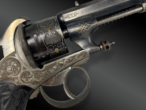 Notwendiges Kästchen mit einem luxuriösen Revolver mit Brosche CHAMELOT DELVIGNE. FRANKREICH XIX. Jahrhundert