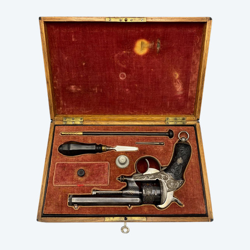 Notwendiges Kästchen mit einem luxuriösen Revolver mit Brosche CHAMELOT DELVIGNE. FRANKREICH XIX. Jahrhundert
