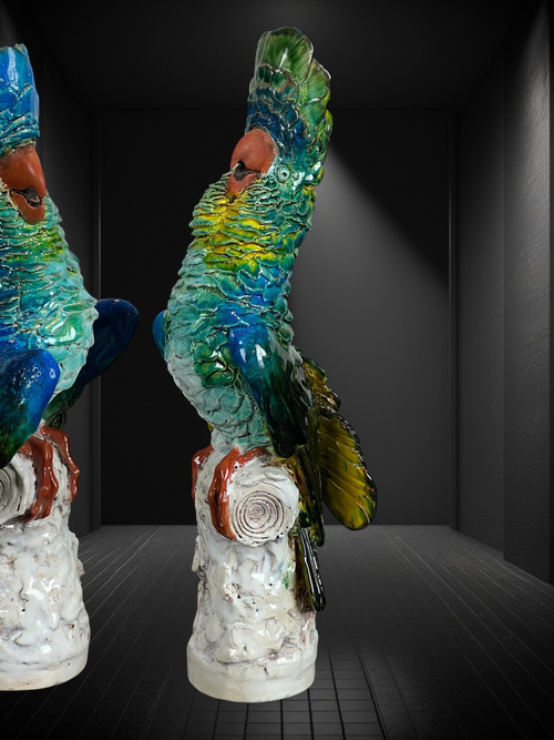 PAIRE DE CACATOÈS EN CÉRAMIQUE ÉMAILLÉE POLYCHROME PORTANT UNE SIGNATURE