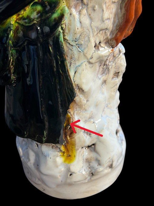 PAIRE DE CACATOÈS EN CÉRAMIQUE ÉMAILLÉE POLYCHROME PORTANT UNE SIGNATURE