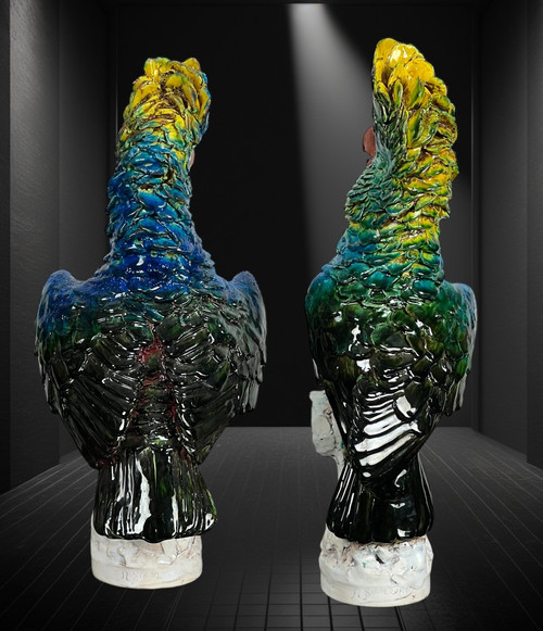 PAIRE DE CACATOÈS EN CÉRAMIQUE ÉMAILLÉE POLYCHROME PORTANT UNE SIGNATURE