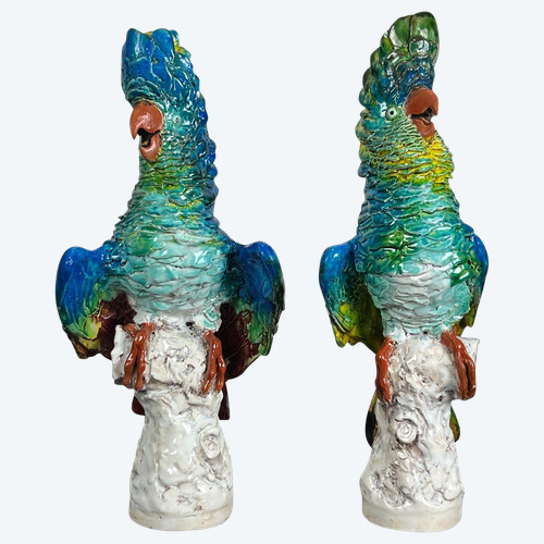 PAIRE DE CACATOÈS EN CÉRAMIQUE ÉMAILLÉE POLYCHROME PORTANT UNE SIGNATURE