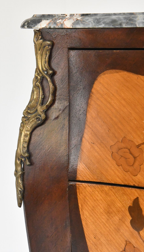 Cassettiera in stile Luigi XV con frontale curvo
