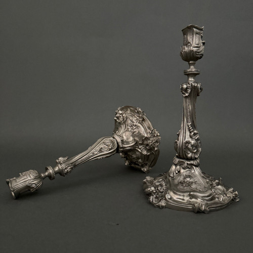 Ein Paar Kerzenhalter aus dem 19. Jahrhundert im Stil von Louis XV aus versilberter Bronze