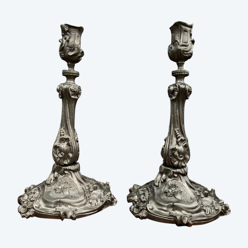 Ein Paar Kerzenhalter aus dem 19. Jahrhundert im Stil von Louis XV aus versilberter Bronze