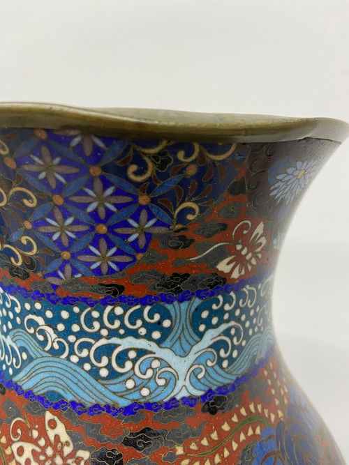 Paire de vases en émail cloisonné Japon XIXème.