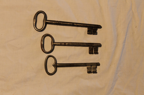 Collection de 16 clés en fer forgé allant de la Haute Epoque au 18ème siècle 