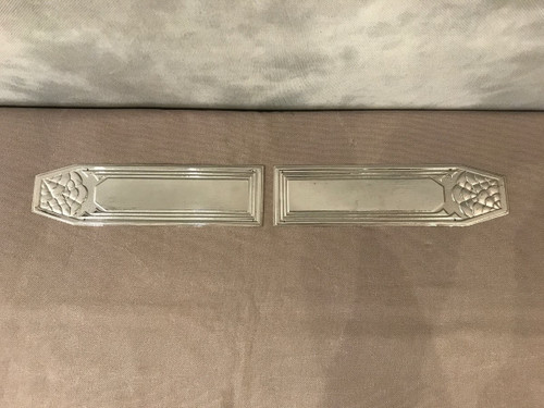 Due piatti di pulizia in metallo bianco del 1940 circa