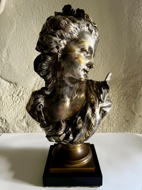 Bronzo argentato e dorato di Auguste PEIFFER (1832-1886), "Giovane donna con farfalla"